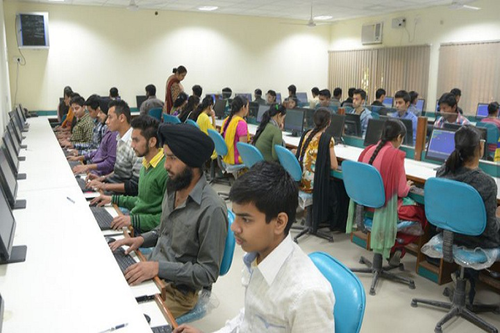 Computer Lab Guru Nanak Dev University College in Jalandar