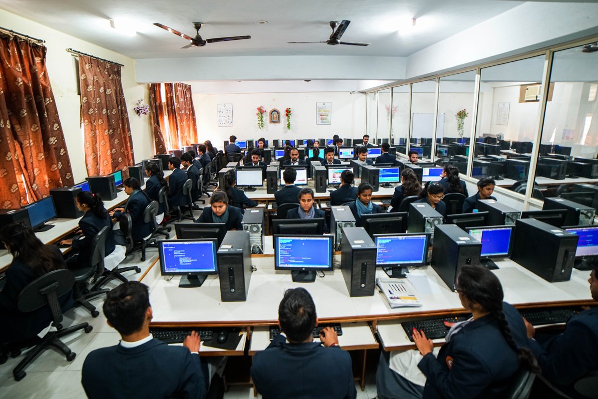Computer Lab Laxmi Narian College Of Technology Vidyapeeth University  in Indore