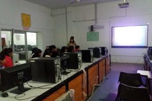 Computer lab Guru Nanak National College For Women Nakodar in Jalandar