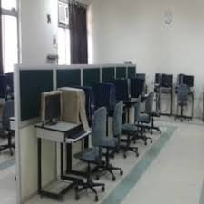 Computer Class of Sri Guru Tegh Bahadur Khalsa College in New Delhi