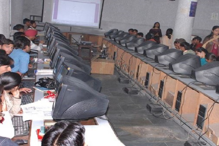 Computer Lab Hindu College in Amritsar	