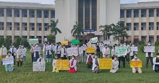Students Ganesh Shankar Vidyarthi Memorial Medical College in Kanpur 